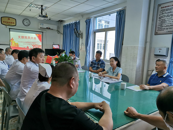 許鵑君同志參加漳州市中醫(yī)院骨傷黨支部黨員大會(huì)并講黨課