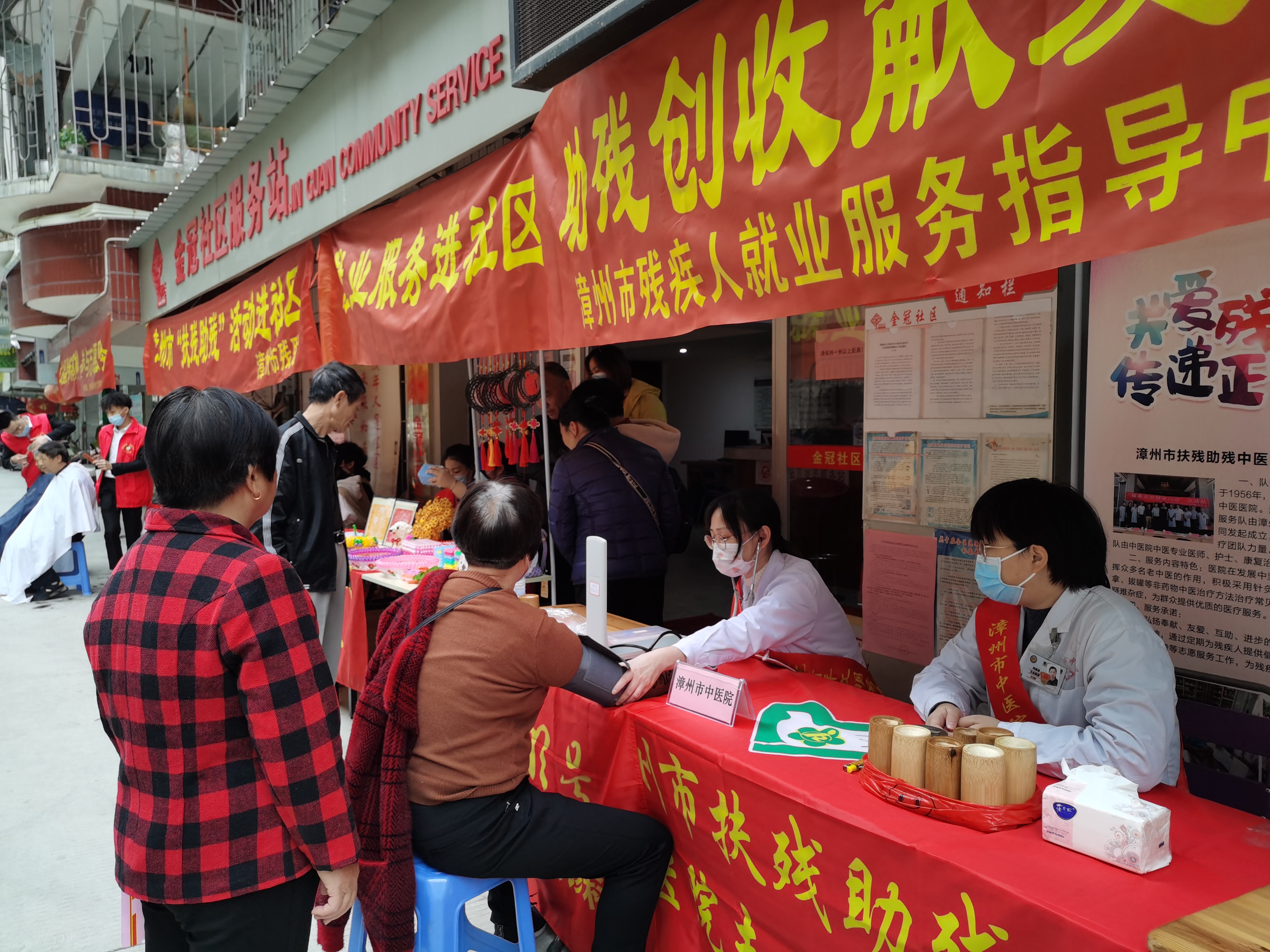 學(xué)雷鋒精神  展志愿風(fēng)采