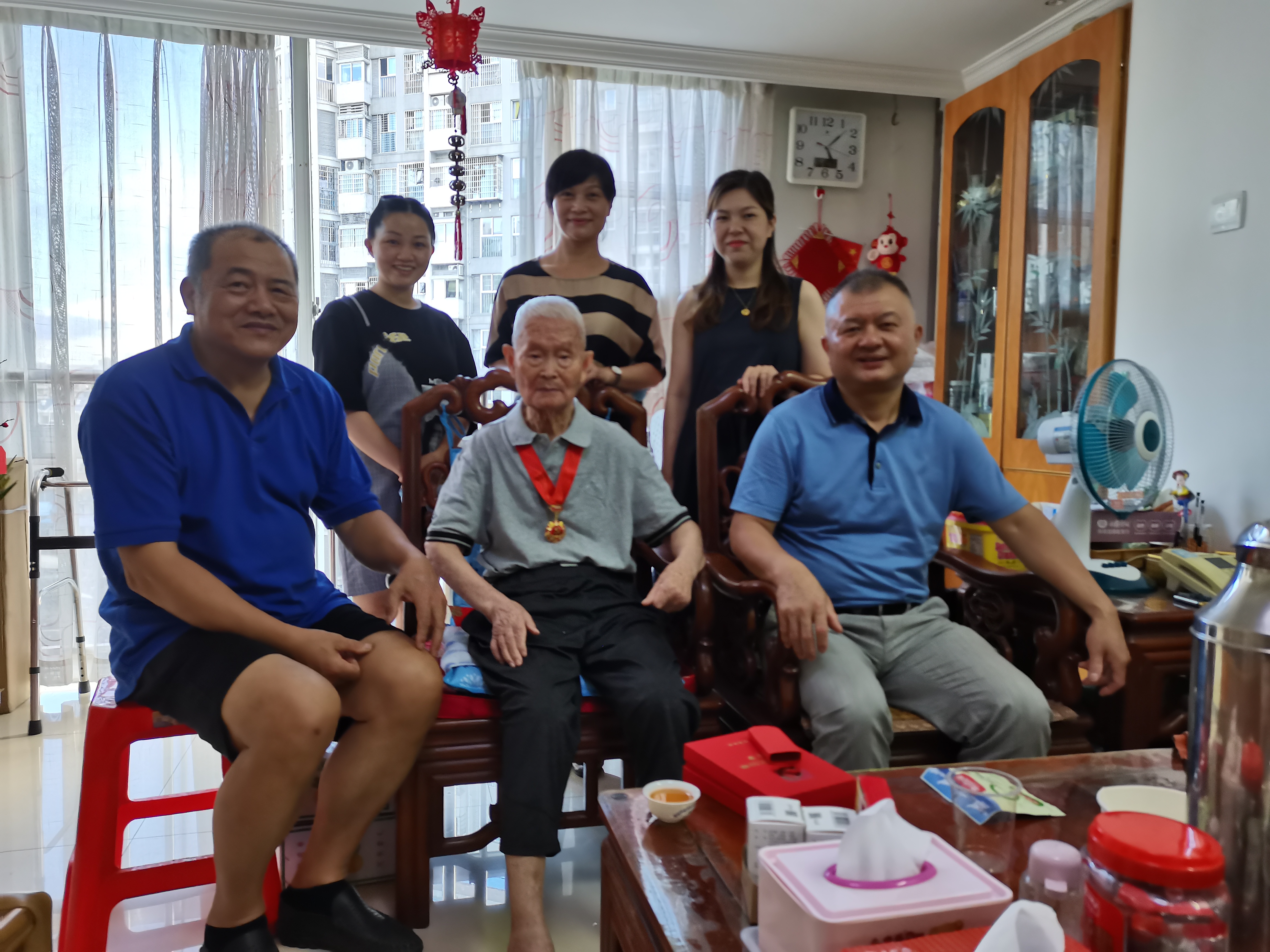 建黨100周年｜院領(lǐng)導(dǎo)走訪慰問光榮在黨50年老黨員和生活困難黨員