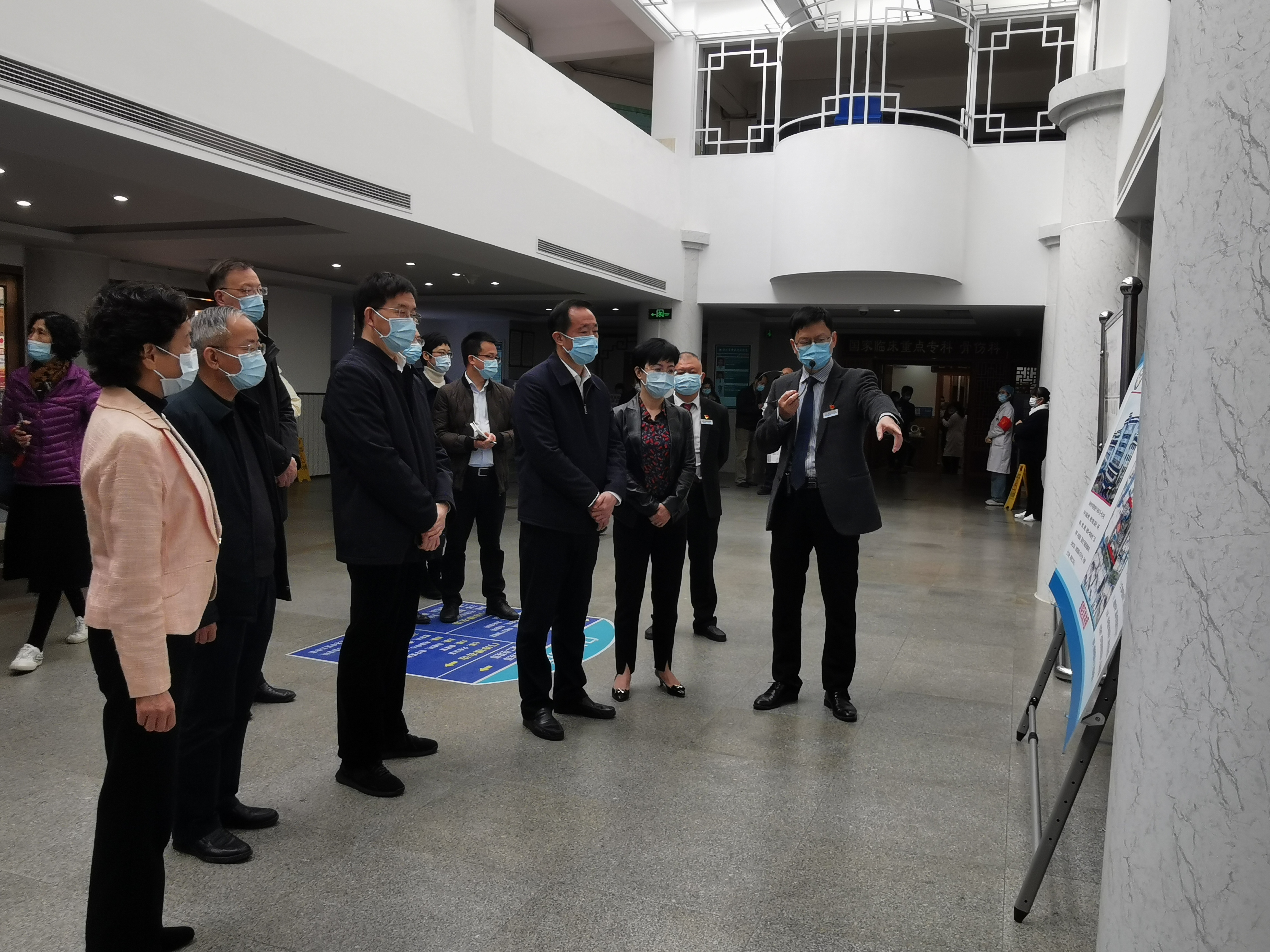 專家本身就是一張最好的中醫(yī)藥名片——副省長李德金蒞臨漳州市中醫(yī)院調(diào)研時說 專家本身就是一張最好的中醫(yī)藥名片——副省長李德金蒞臨漳州市中醫(yī)院調(diào)研時說
