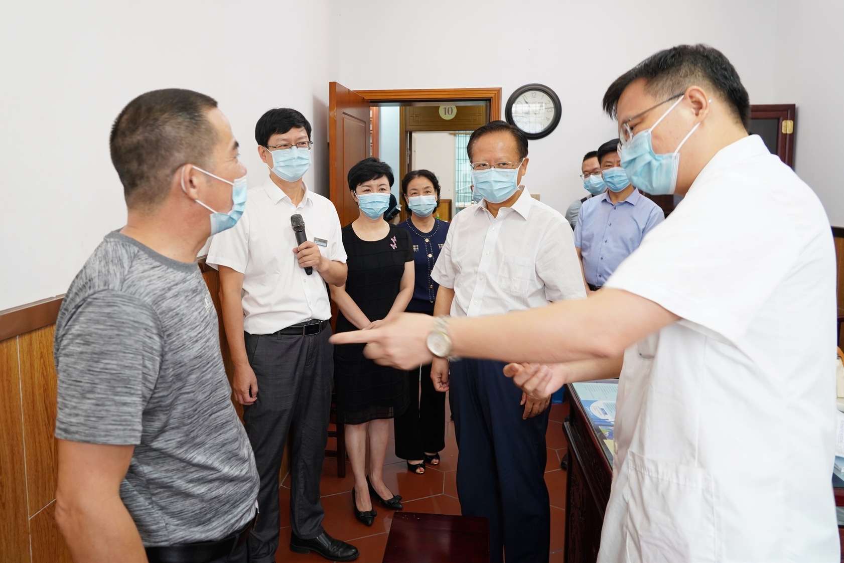 國家中醫(yī)藥管理局副局長秦懷金觀摩市中醫(yī)院骨傷科張嵩圖醫(yī)生運用中醫(yī)藥治療肩關節(jié)粘連患者.jpg