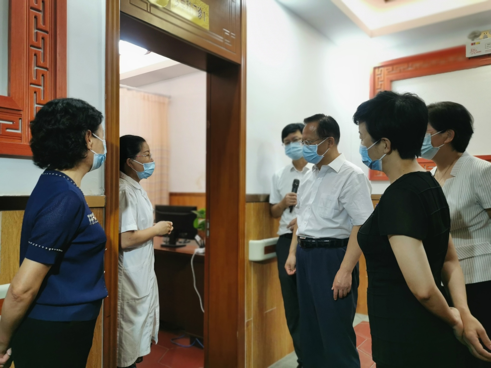 秦懷金副局長向多學科聯合門診張西鳳副主任了解中醫(yī)藥應用情況.jpg