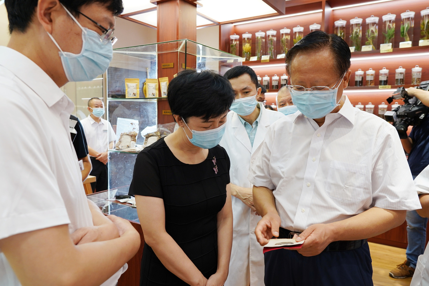 秦懷金副局長走進省非遺項目“漳州中藥炮制特色技術”展覽廳，察看漳州道地藥材及34個市中醫(yī)院中藥制劑.jpg