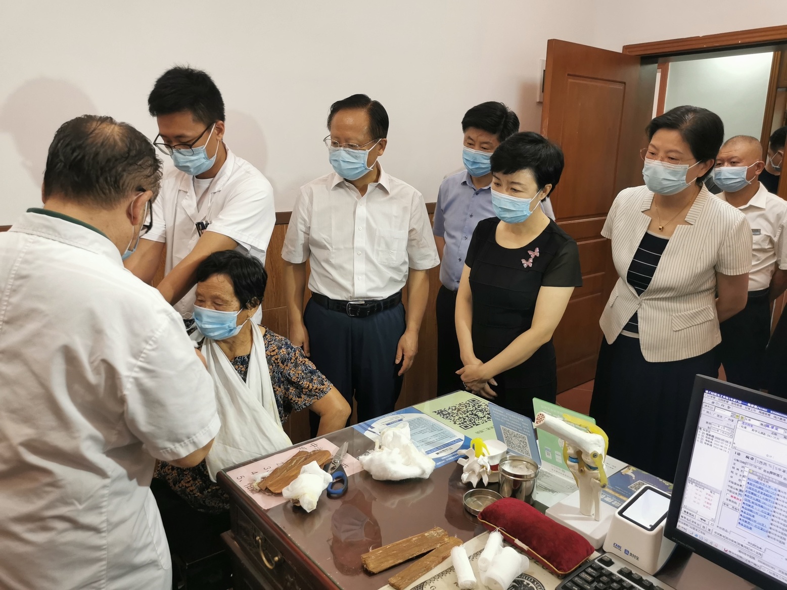秦懷金副局長駐足觀看骨傷名醫(yī)陳聯源行章寶春整復手法小夾板外固定術.jpg