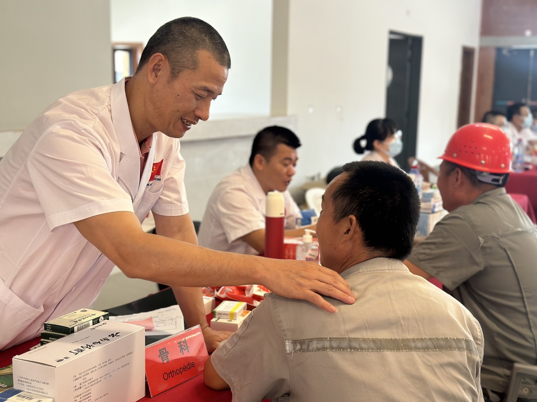 林偉棟副主任醫(yī)師為當(dāng)?shù)厝A人提供診療服務(wù).jpg