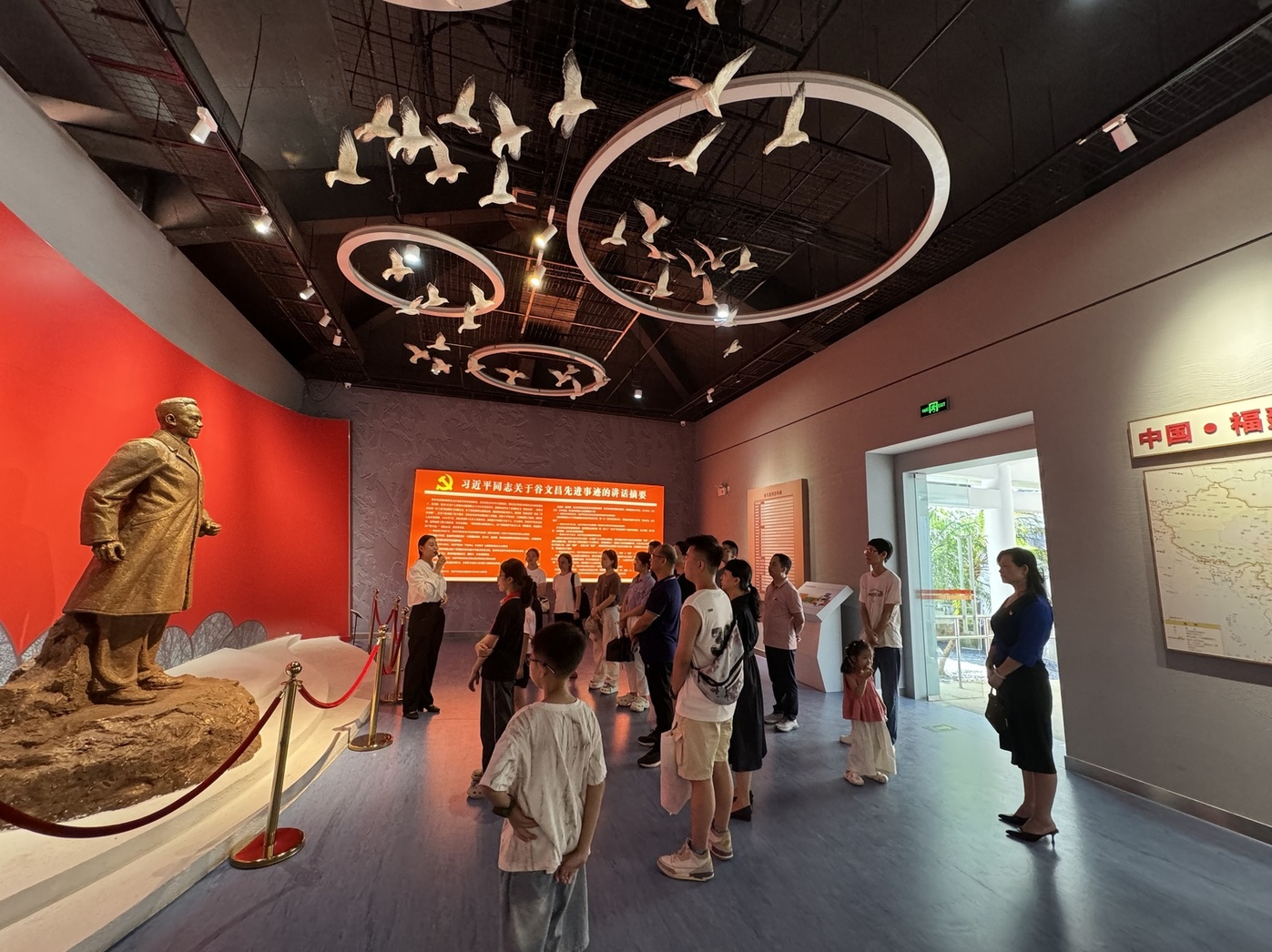 展館內(nèi)聽課.jpg 展館內(nèi)聽課.jpg
