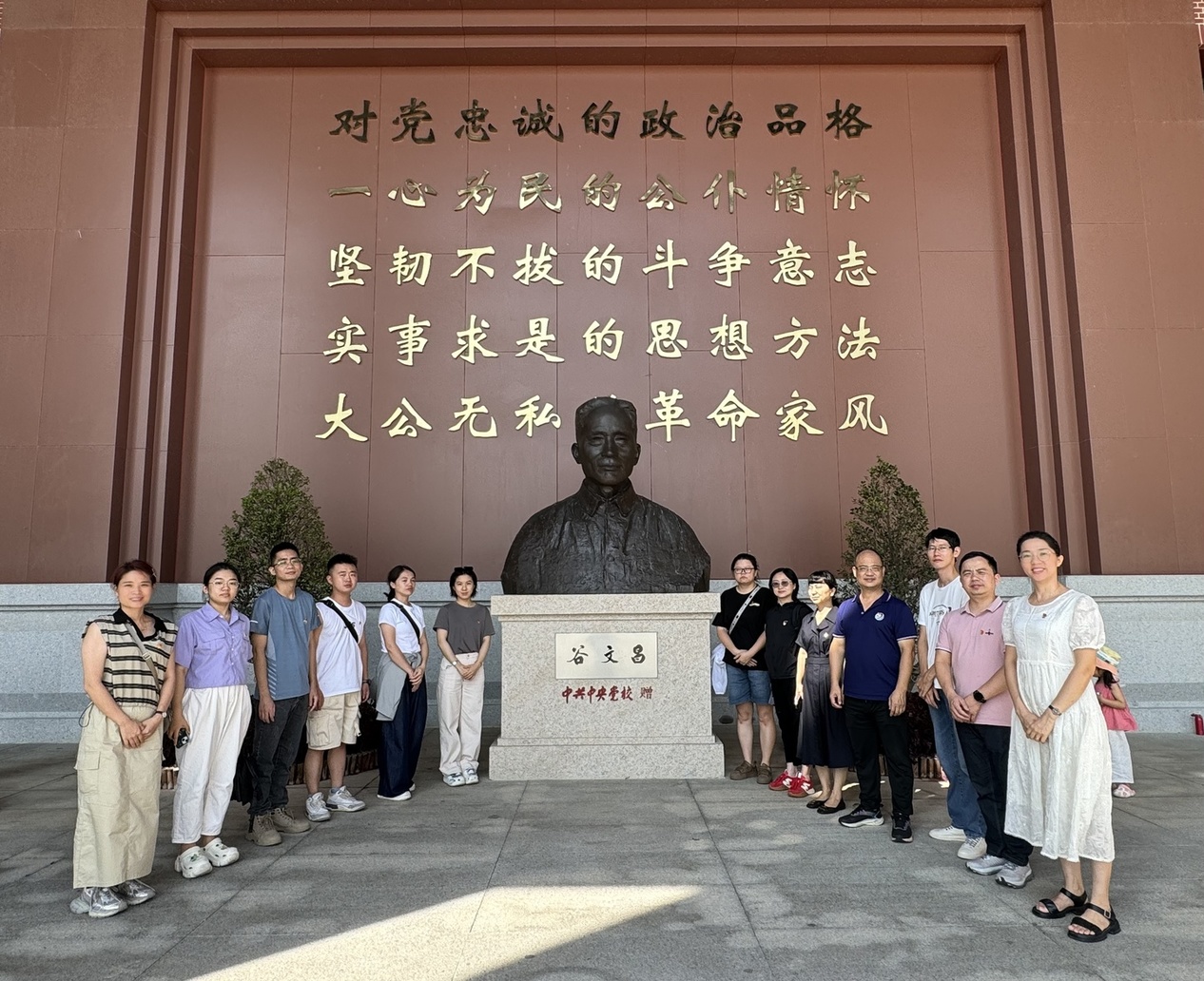 干部學(xué)院門口.jpg 干部學(xué)院門口.jpg