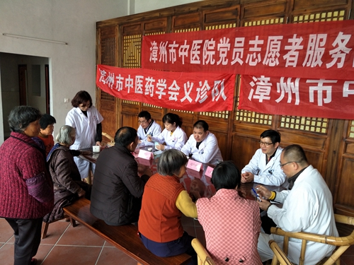 市中醫(yī)院黨員進(jìn)鄉(xiāng)村、義診下基層